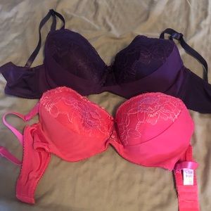 Pair of matching brand new bras